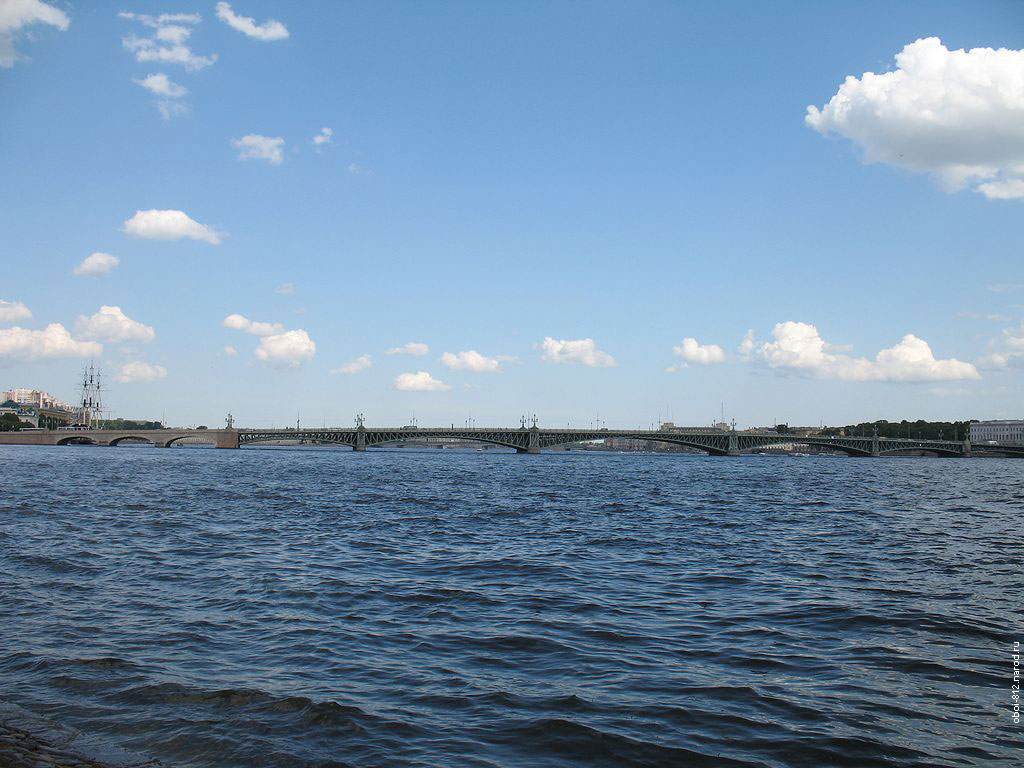 Троицкий мост через Неву в Санкт-Петербурге