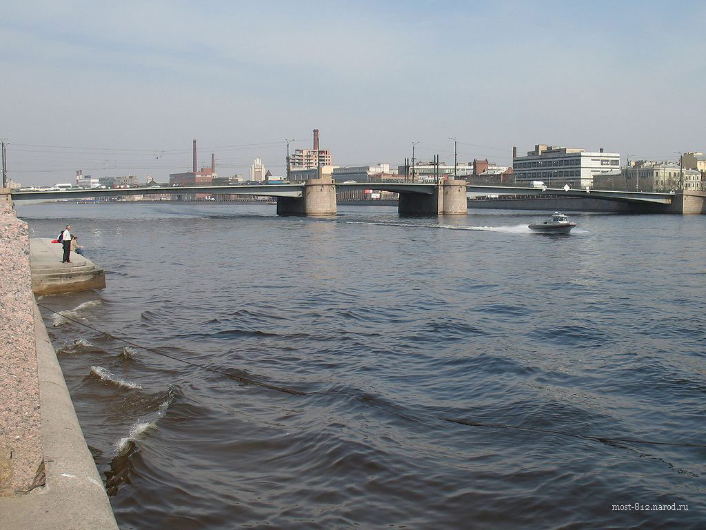 Гренадерский мост через реку Большая Невка в Санкт-Петербурге