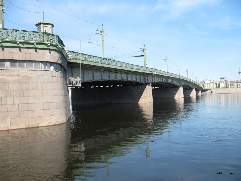 Литейный мост через реку Нева в Санкт-Петербурге, окутан ореолом мистики и тайн, мост-призрак