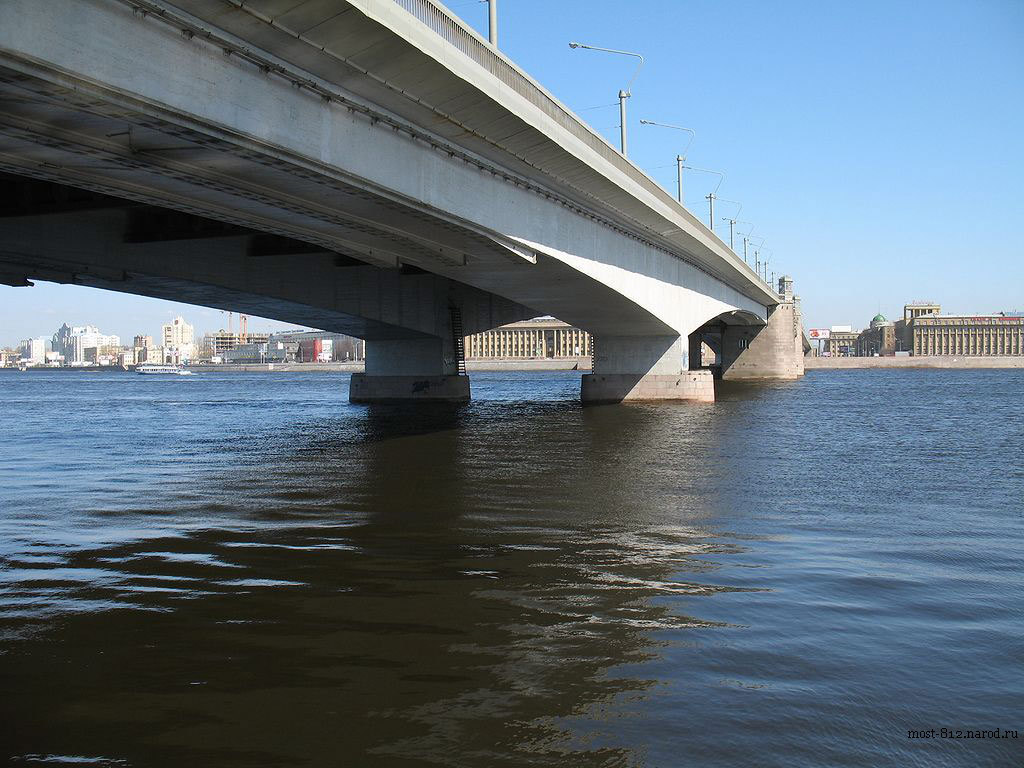 Мост Александра Невского через реку Нева в Питере
