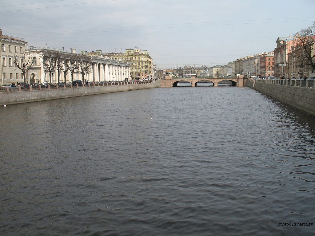 Аничков мост через реку Фонтанку в Санкт-Петербурге