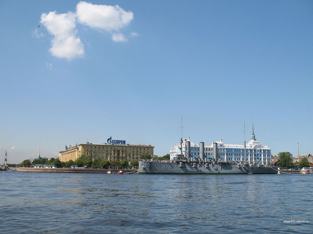 Аврора на фоне Нахимовского училища в Санкт-Петербурге