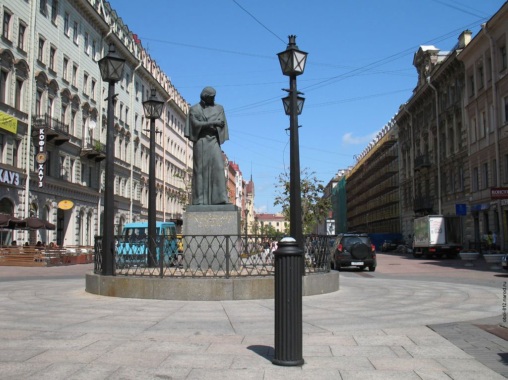 памятник Гоголю на Малой Конюшенной улице в Петербурге