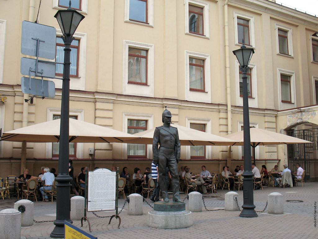 памятник городовому расположенный на Малой Конюшенной улице в Петербурге