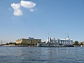 Крейсер Аврора на фоне Нахимовского училища в Санкт-Петербурге
