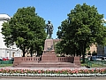 памятник Глинке, рядом с памятником расположены консерватория и Мариинский театр