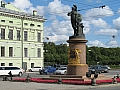 Памятник Суворову, расположен перед въездом на Троицкий мост, позади памятника простирается Марсово поле