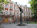 Памятник всем университетам, Гермес, расположен перед главным входом в здание двенадцати коллегий на Васильевском острове