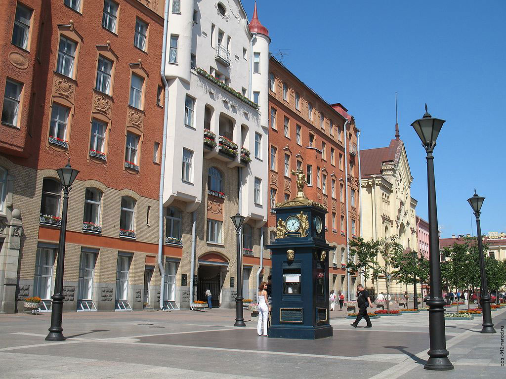 Огромные часы-барометр украшенные статуей ангела, находятся на Малой Конюшенной улице