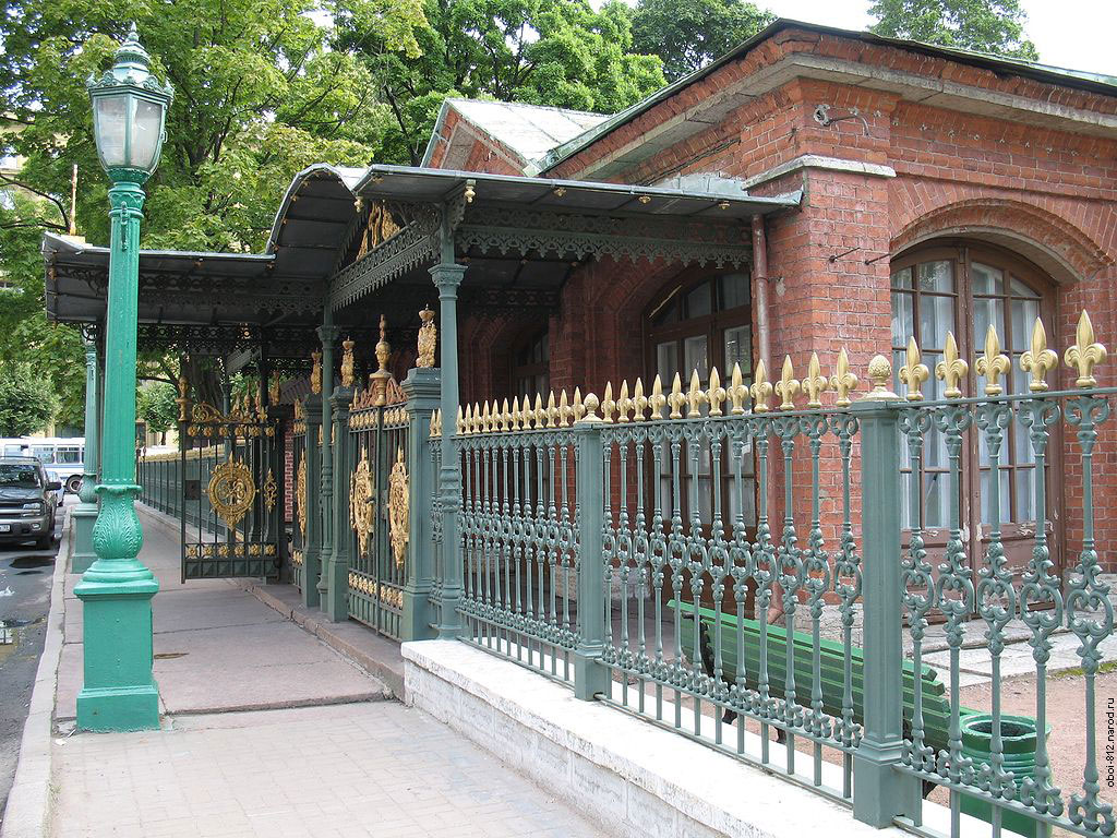 Каменный павильон хранящий в себе Домик Петра Первого на Петровской набережной в Санкт-Петербурге