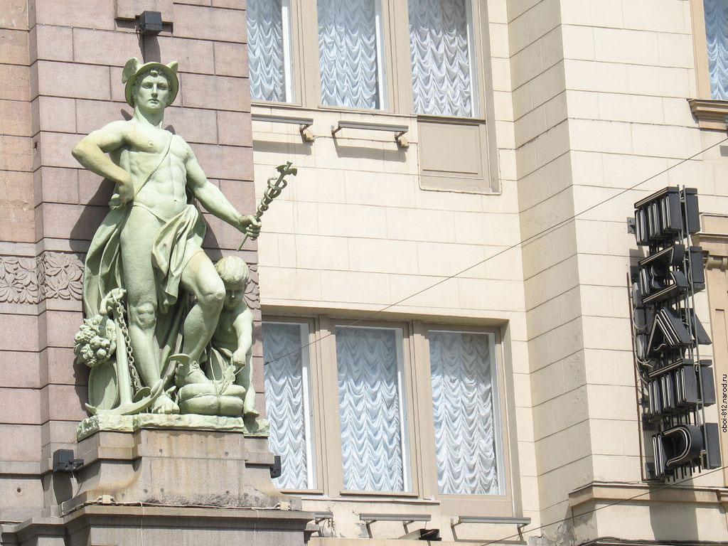 Статуя Диониса на фасаде Елисеевского магазина на Невском проспекте в Петербурге