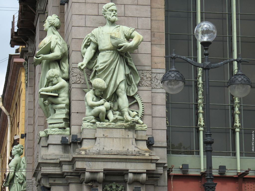 Статуи на фасаде Елисеевского магазина расположенного на Невском проспекте в Санкт-Петербурге, статуи символизируют Промышленность, Торговлю, Искусство и Науку