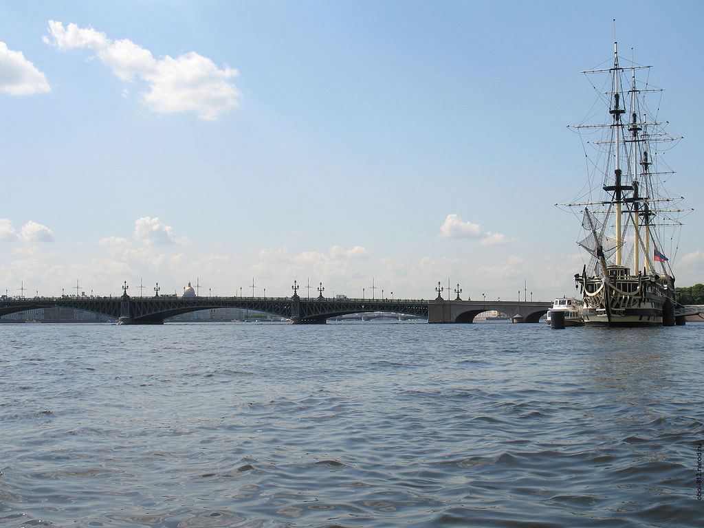 Вид на Неву и Троицкий мост с Пироговской набережной в Петербурге