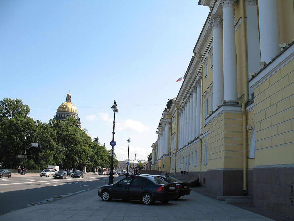 Здание Сената и Синода на площади Декабристов в Петербурге