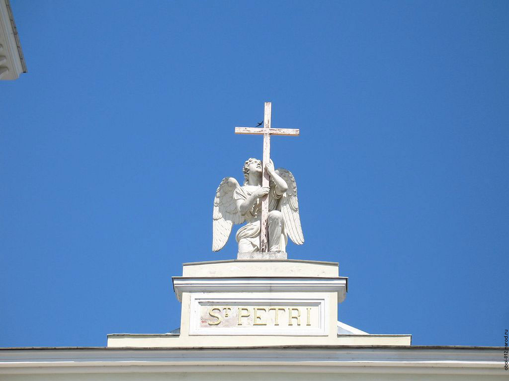 Статуя Святого Петра на крыше немецкой церкви Святого Петра