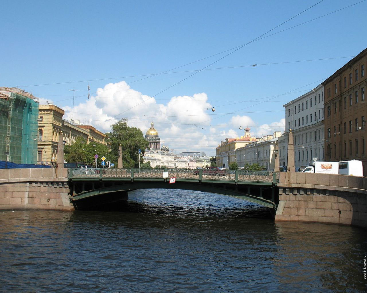 Поцелуев мост через реку Мойку в Санкт-Петербурге