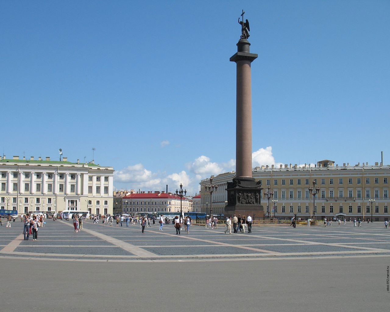 Александровская колонна на Дворцовой площади в Санкт-Петербурге