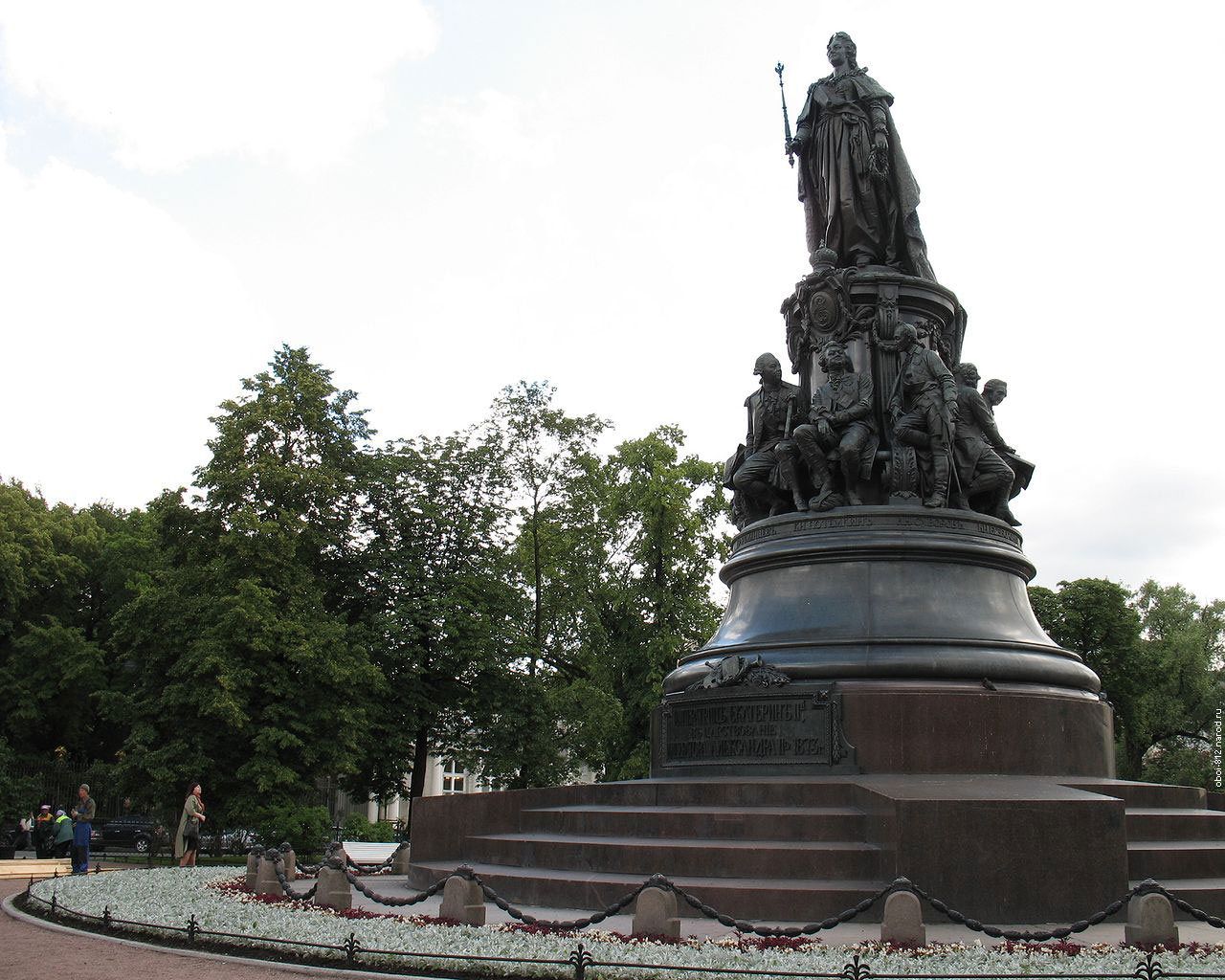 памятник Екатерине второй на Невском проспекте в Санкт-Петербурге