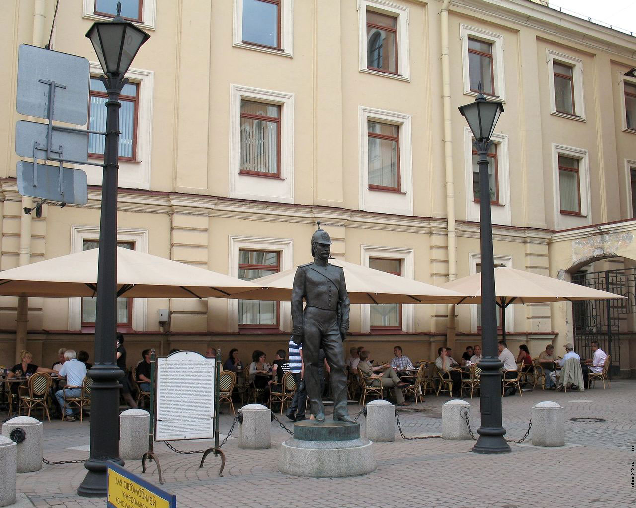 памятник городовому расположенный на Малой Конюшенной улице в Петербурге