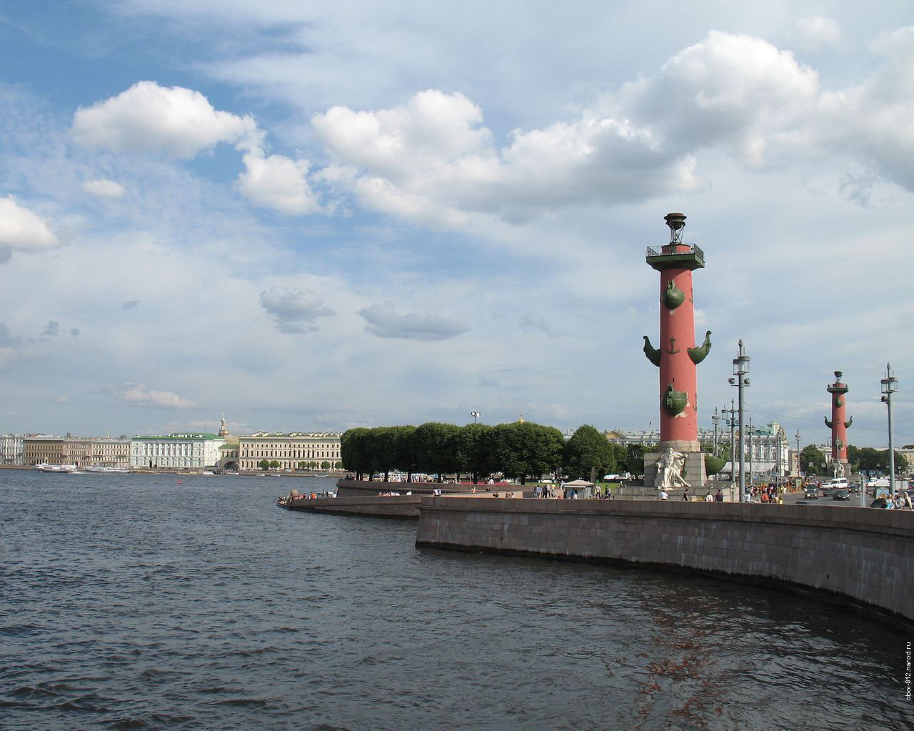 Ростральные колонны на Стрелке Васильевского острова в Санкт-Петербурге, рядом здание Биржи, а так же Дворцовый и Биржевой мосты