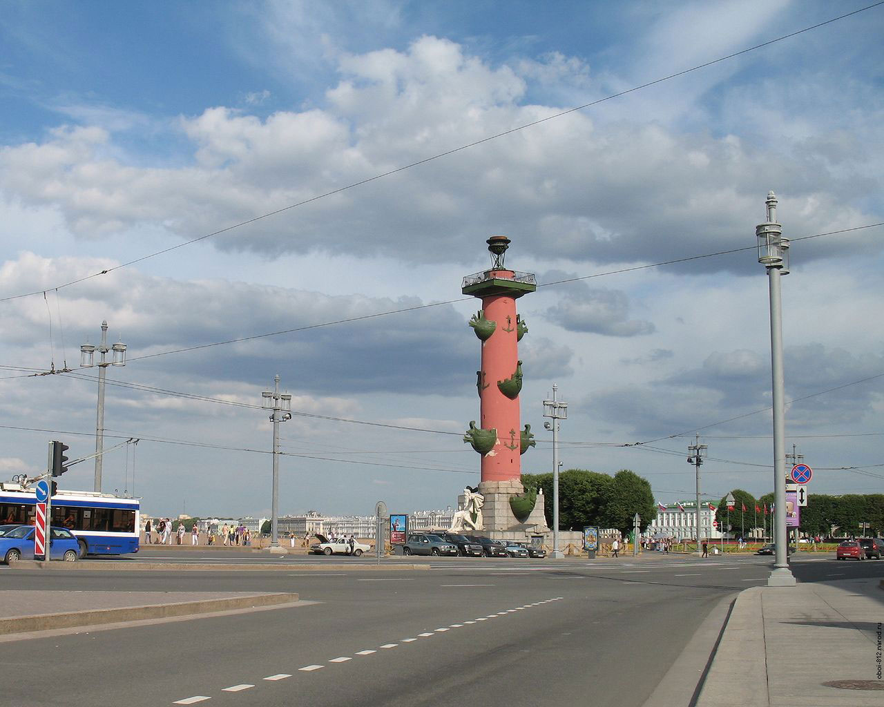 Ростральные колонны на Васильевском острове в Санкт-Петербурге, рядом здание Биржи, а так же Дворцовый и Биржевой мосты