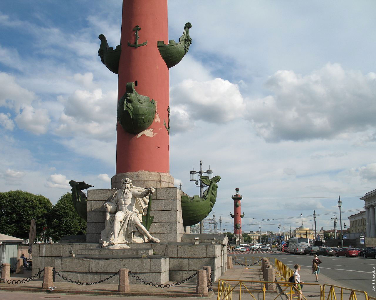 Ростральные колонны на Васильевском острове в Санкт-Петербурге, рядом здание Биржи, а так же Дворцовый и Биржевой мосты