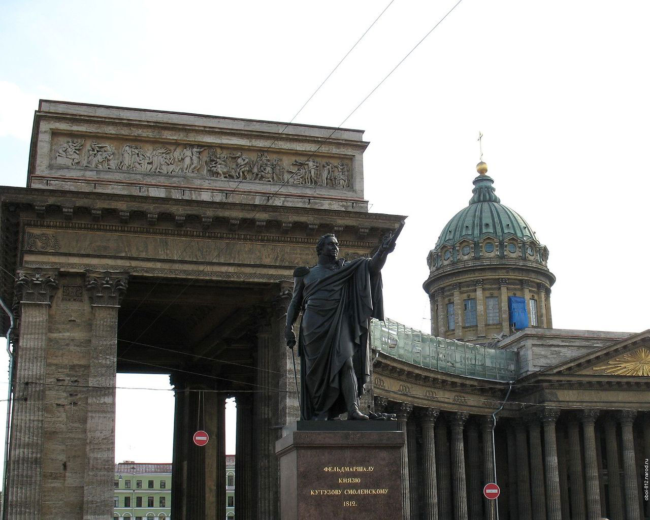 Памятник Кутузову возле Казанского собора, что на Невском проспекте в Санкт-Петербурге