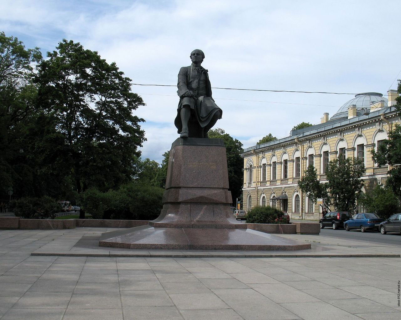 Памятник М. В. Ломоносову возле здания двенадцати коллегий на Васильевском острове в Петербурге