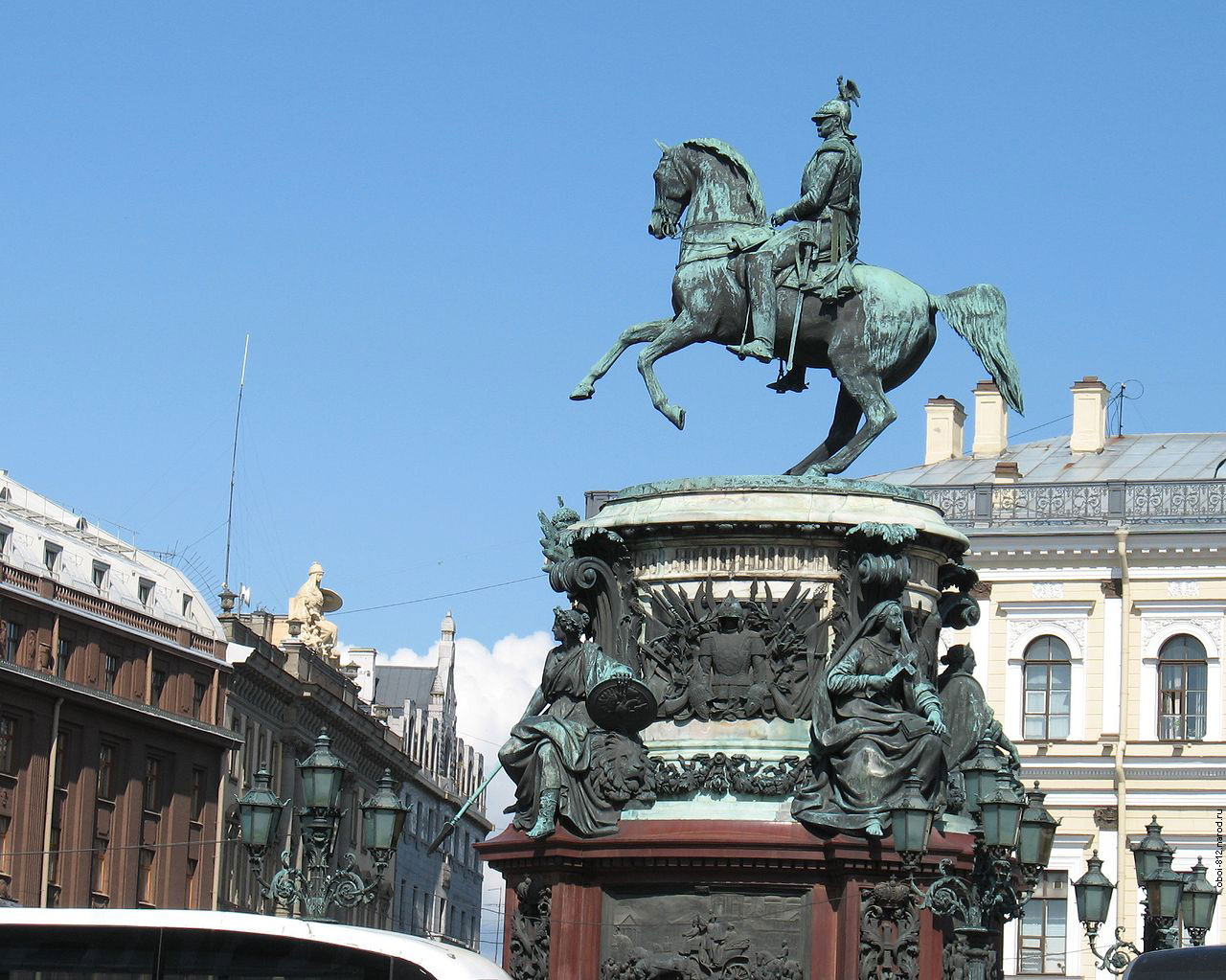 Памятник царю Николаю расположенный на Исаакиевской площади между Исаакиевским собором и Мариинским дворцом