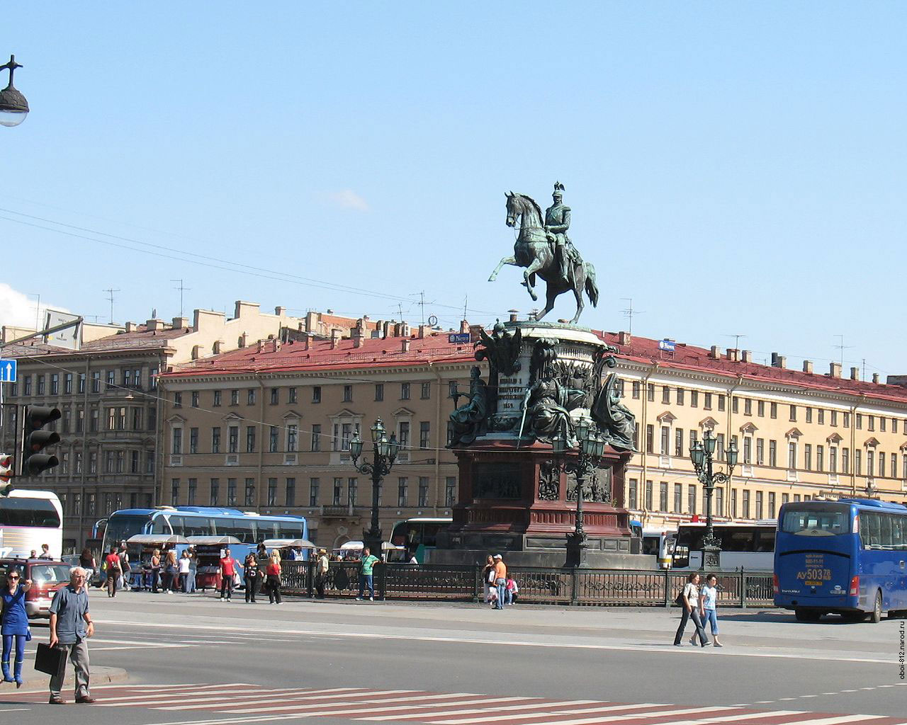 Памятник царю Николаю расположенный на Исаакиевской площади между Исаакиевским собором и Мариинским дворцом