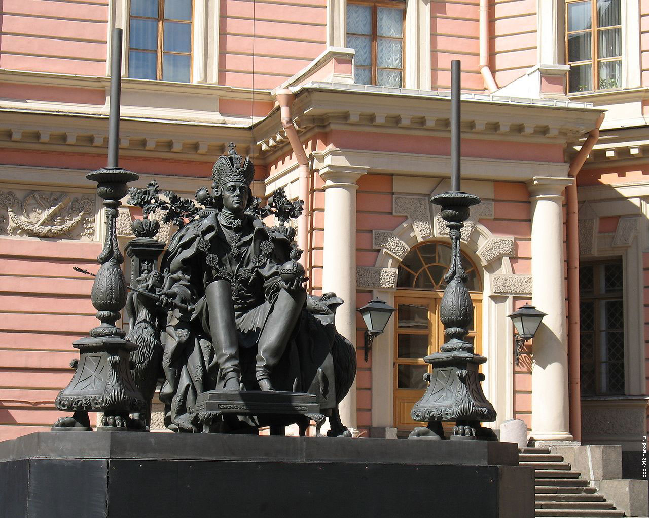 Памятник царю Павлу находящийся во внутреннем дворе Инженерного замка в Санкт-Петербурге