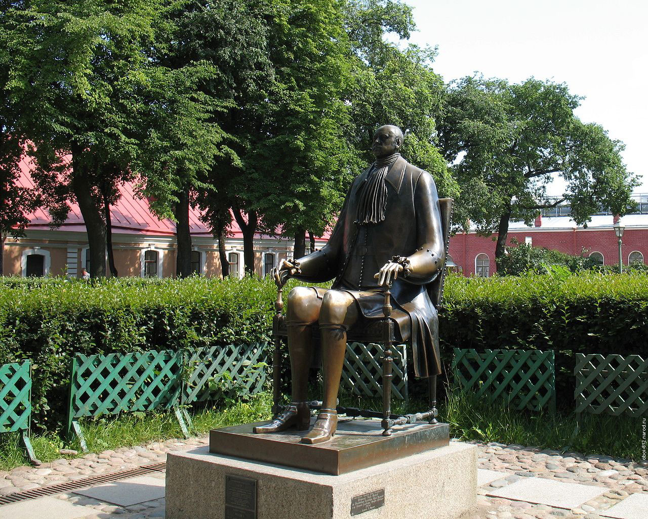 Памятник Петру Первому расположенный внутри Петропавловской крепости и созданный современным скульптором Шемякиным