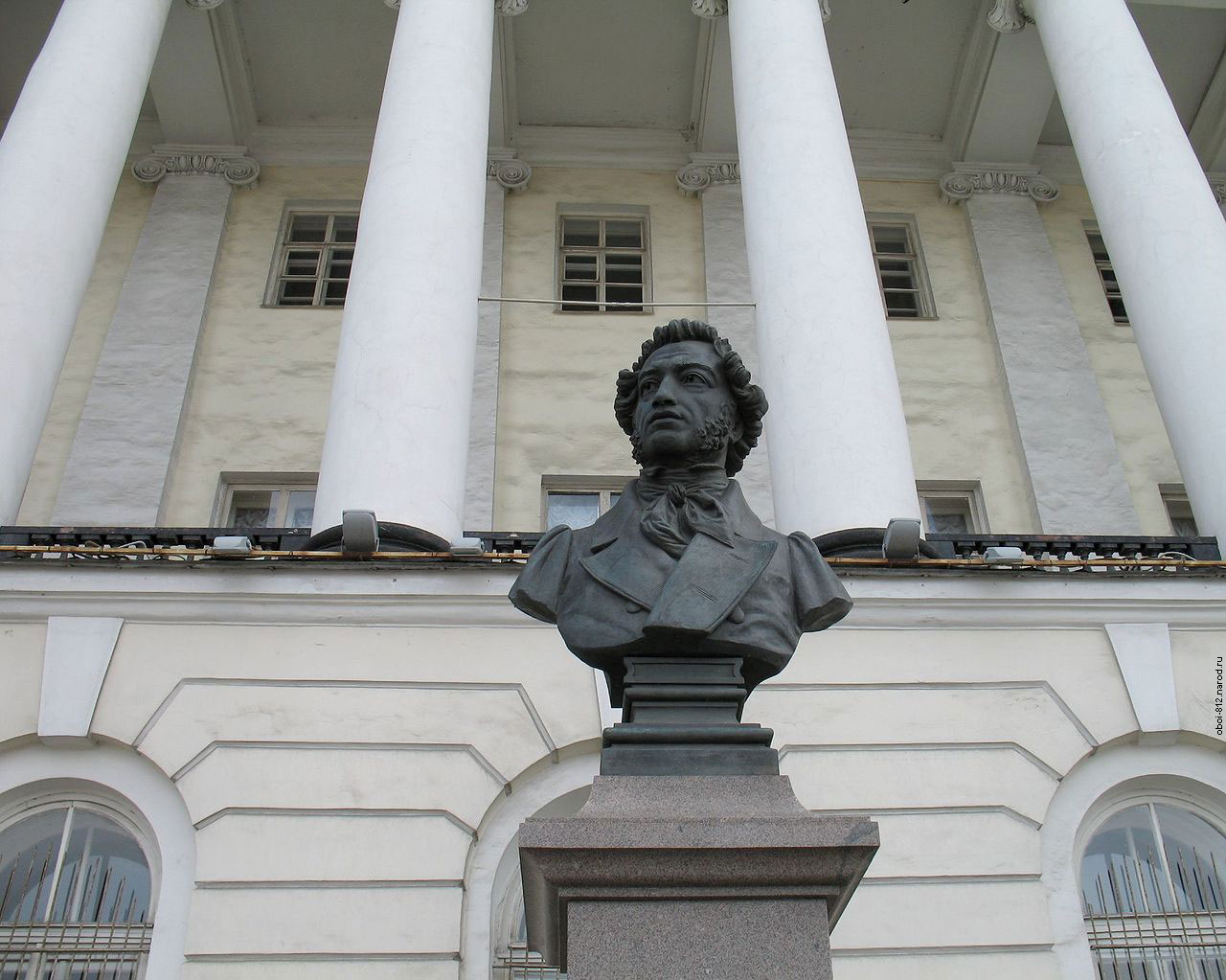 памятник Александру Сергеевичу Пушкину на Васильевском острове возле дома-музея Пушкина, в Петербурге