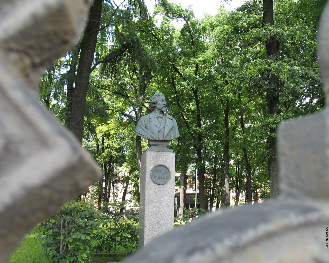 Памятник Илье Репину в саду Румянцева на Васильевском острове в Санкт-Петербурге