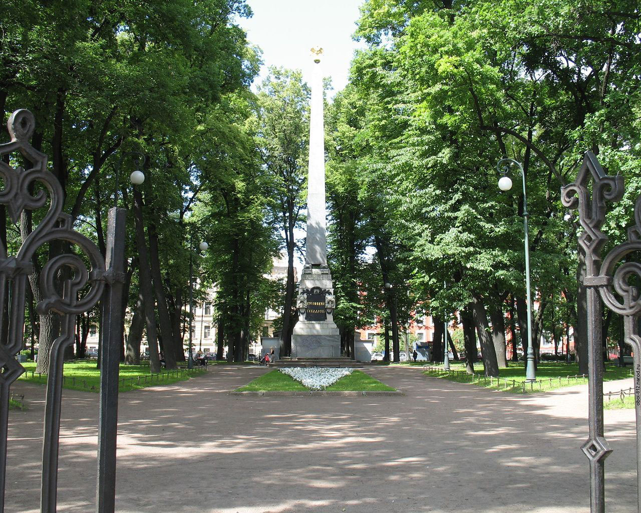 памятник Румянцева Победам расположенный в Румянцевском саду возле здания Академии художеств на Васильевском острове в Петербурге