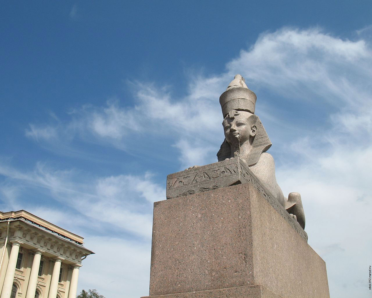 Египетский Сфинкс на Университетской набережной напротив здания Академии Художеств на Васильевском острове в Санкт-Петербурге