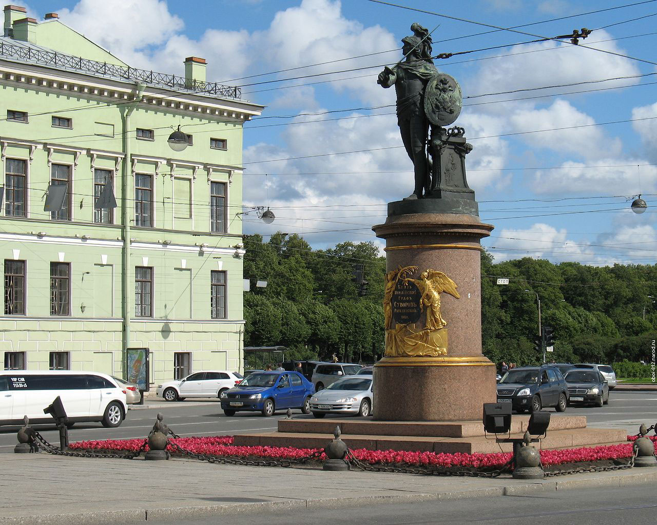 Памятник Суворову, расположен перед въездом на Троицкий мост, позади памятника простирается Марсово поле