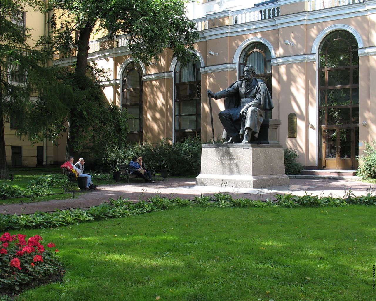 Памятник Тургеневу в Питере