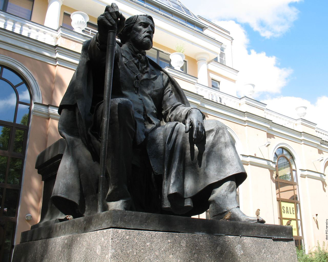 памятник Тургеневу в Санкт-Петербурге