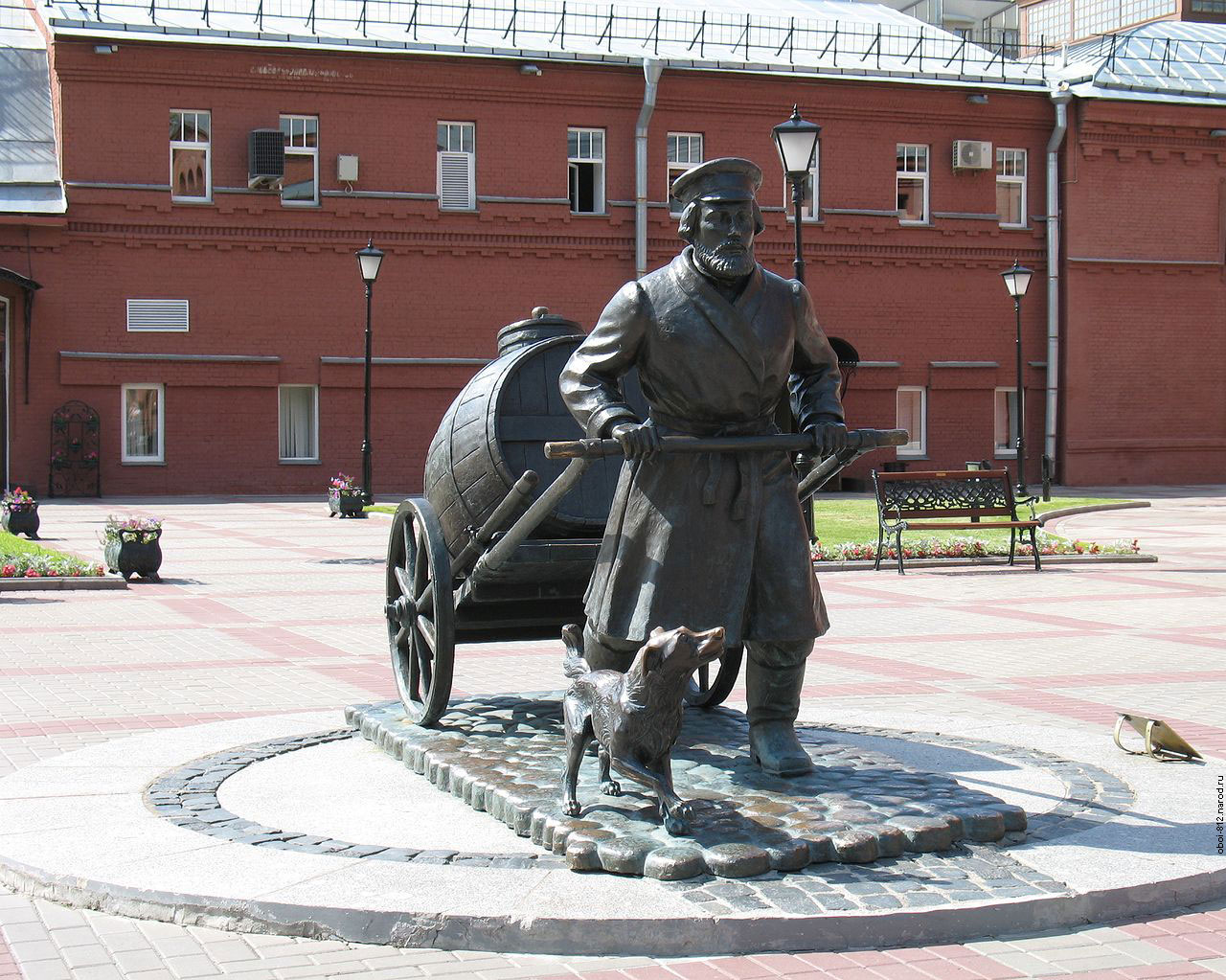 памятник водовозу находится на территории музея воды, Мир Воды на Шпалерной улице в Петербурге