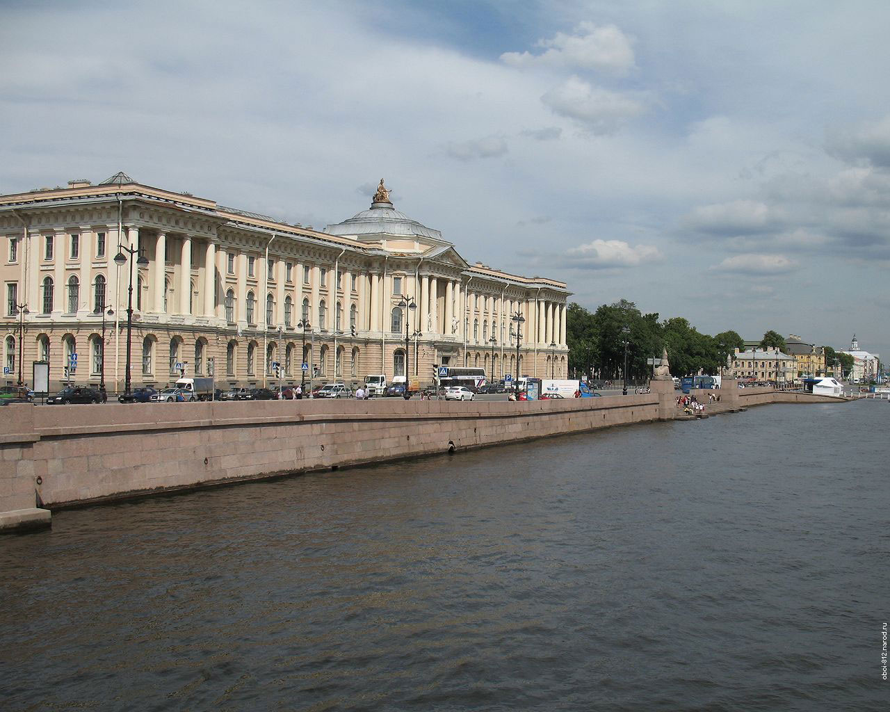Санкт-Петербургская Академия художеств расположенная на Университетской набережной, на Васильевском острове