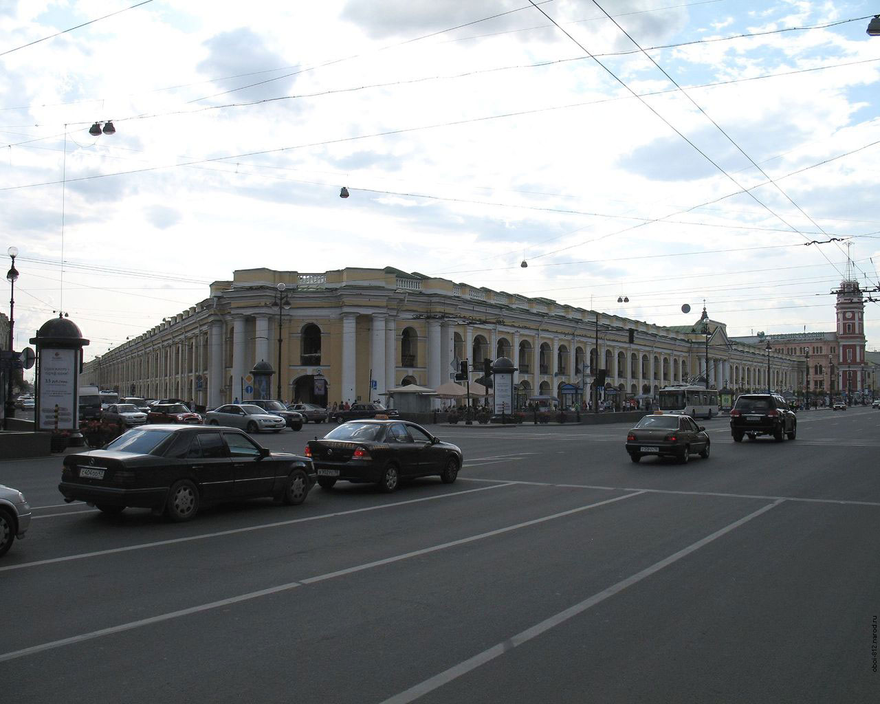 Большой Гостинный двор в Санкт-Петербурге на Невском проспекте