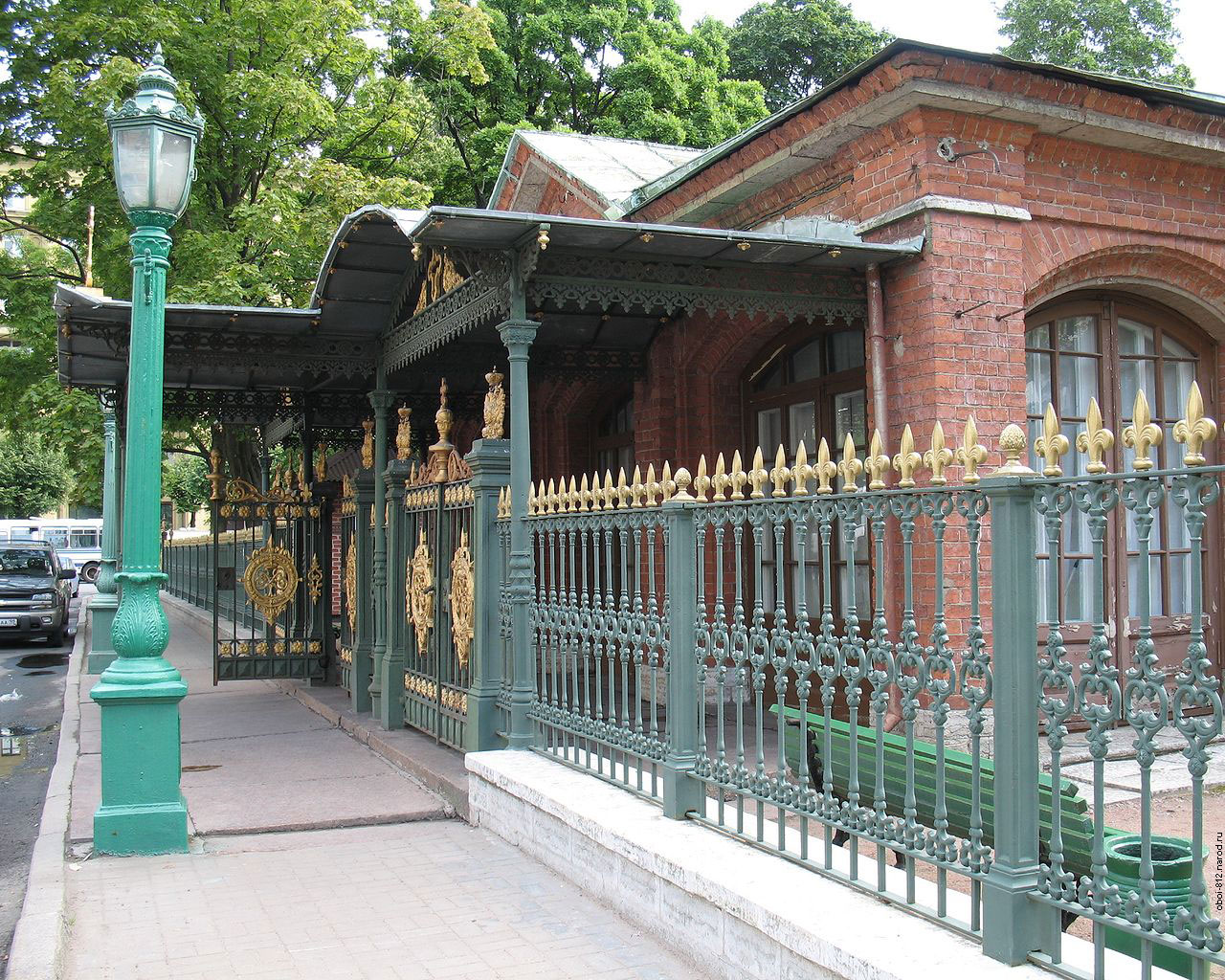 Каменный павильон хранящий в себе Домик Петра Первого на Петровской набережной в Санкт-Петербурге