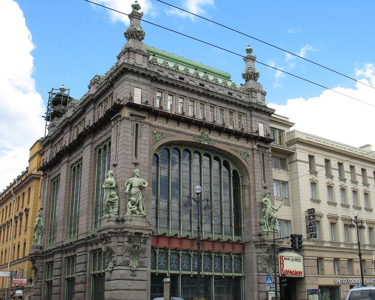 Елесеевский универмаг в Петербурге, на фасаде универмага установлены скульптуры символизирующие Промышленность, Торговлю, Искусство и Науку