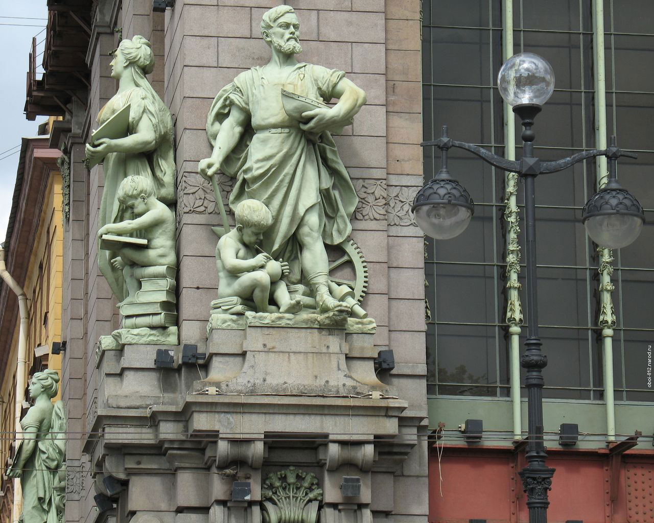 Статуи на фасаде Елисеевского магазина расположенного на Невском проспекте в Санкт-Петербурге, статуи символизируют Промышленность, Торговлю, Искусство и Науку