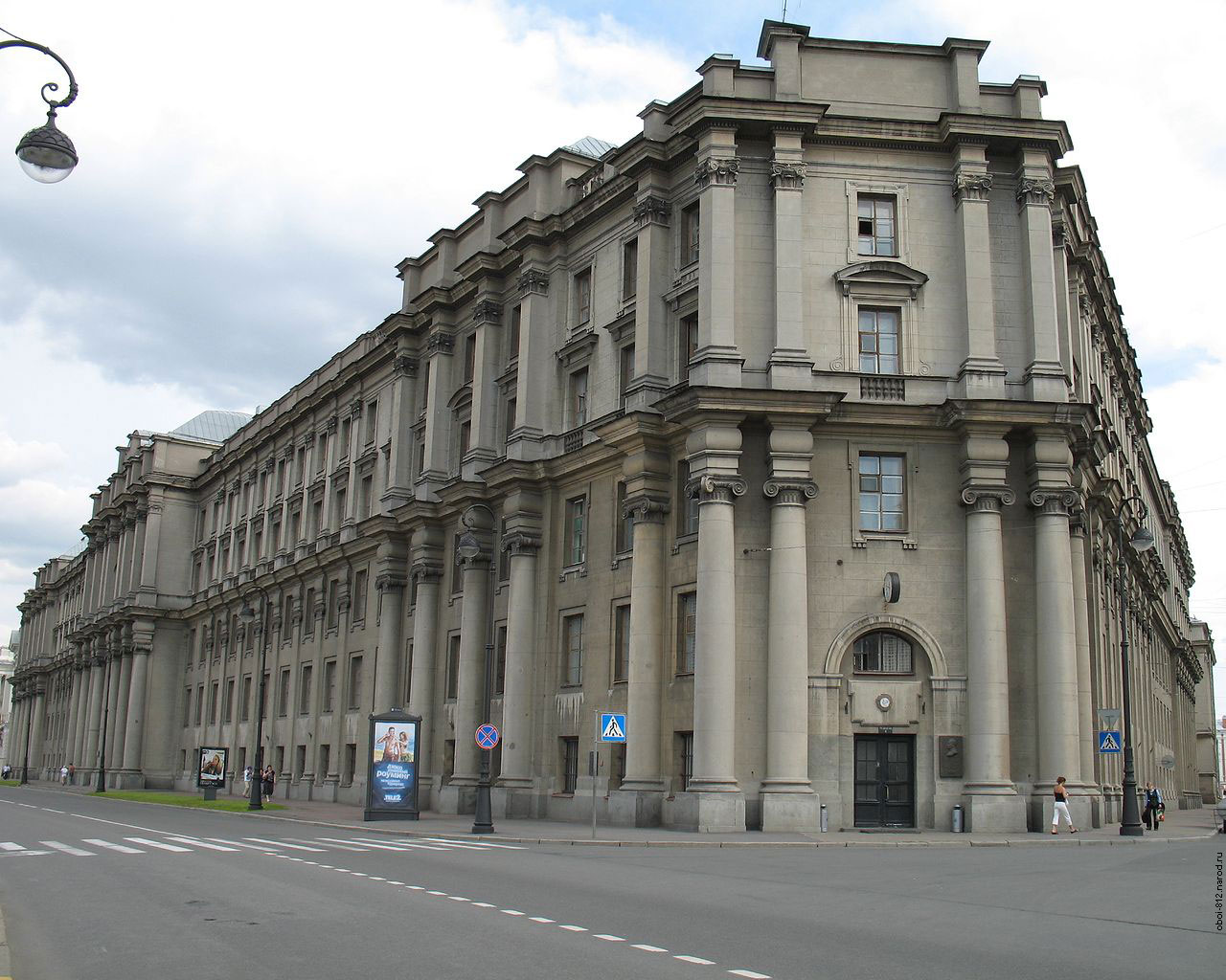 Здание Министерства Торговли на набережной Макарова в Петербурге