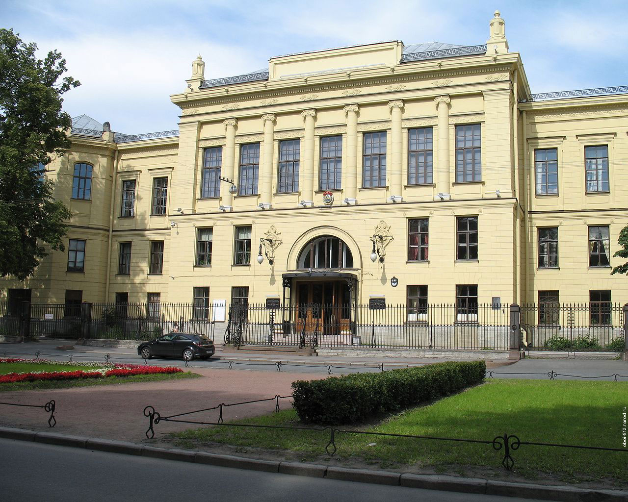 Здание НИИ Акушерства и Гинекологии расположенного на Васильевском острове напротив здания Двенадцати Коллегий в Петербурге