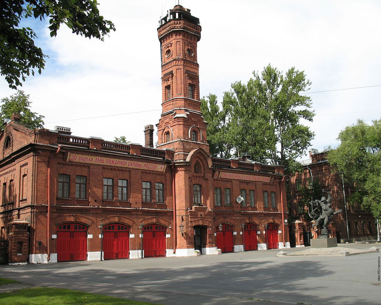 Вид на здание Пожарной команды на Васильевском острове в Санкт-Петербурге