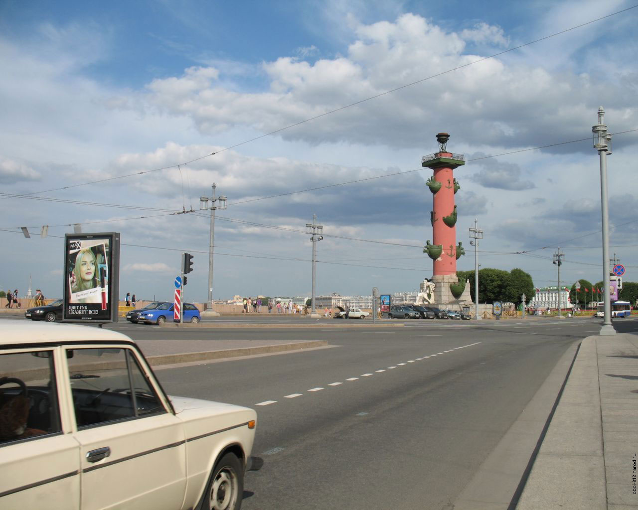 Двигаясь по набережной Макарова к Ростральным колоннам