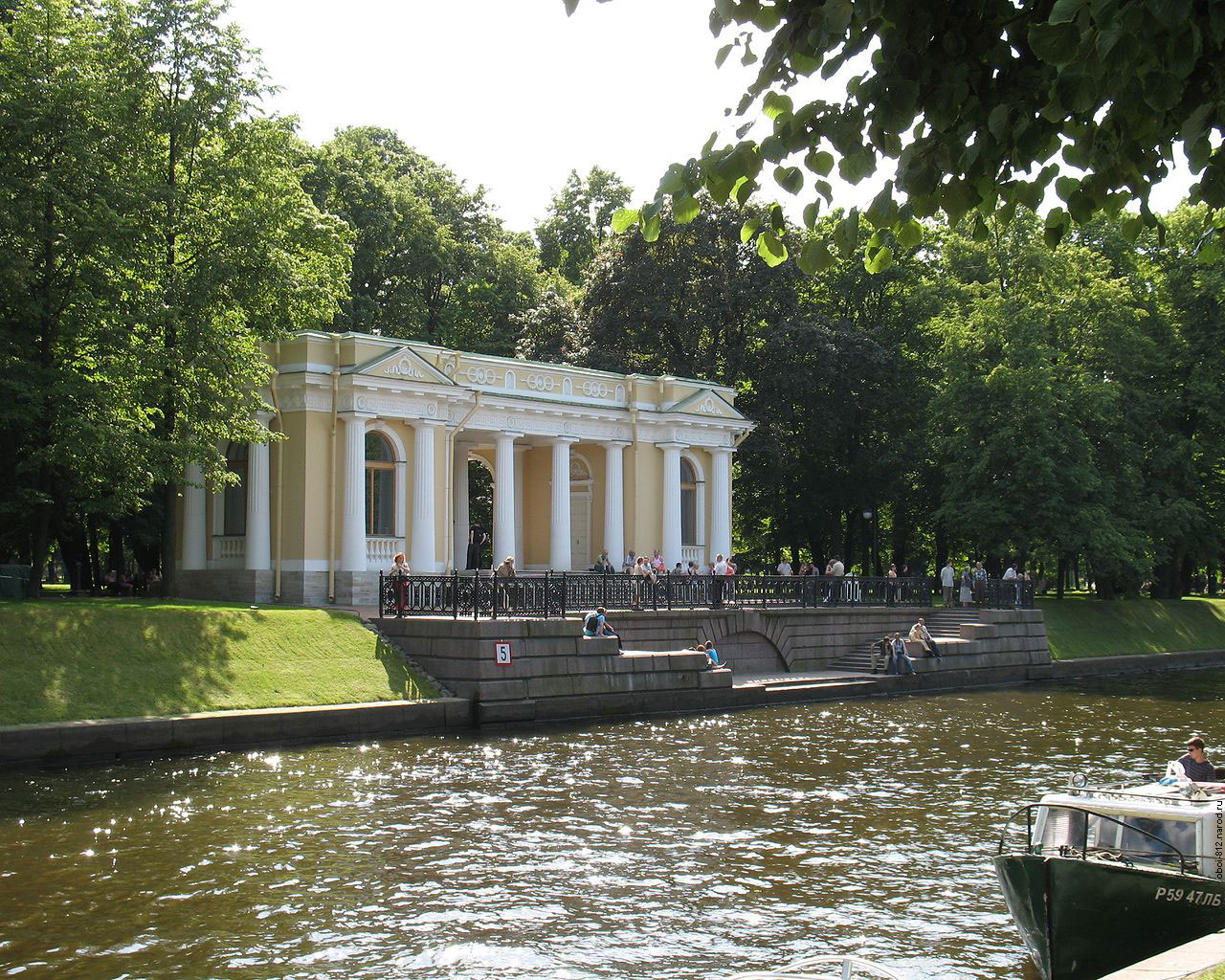 Вид на павильон Росси в Михайловском саду